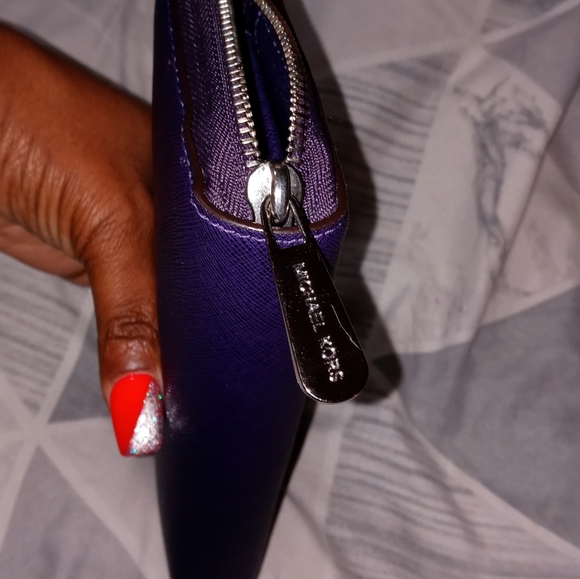 ((SOLD)) AUTHENTIC MICHAEL KORS PURSE & WALLET SET - Picture 4 of 16